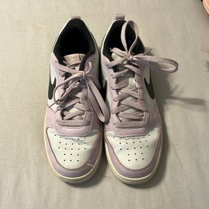 Purple low top nike shoes